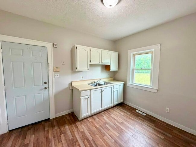 Building Photo - 2 Bedroom, Spacious Units - Now Available!