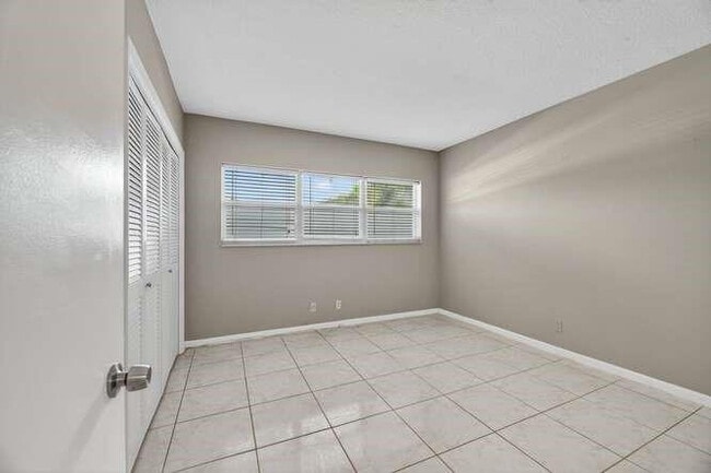 Building Photo - 1200 SW 12th Ave