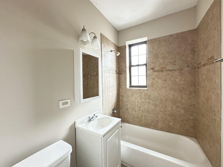 Building Photo - 901 Green Bay Rd