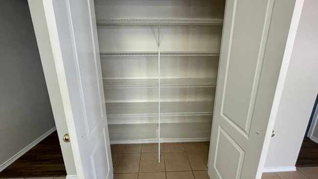 Building Photo - Beautiful single story home with community pool off Harmon