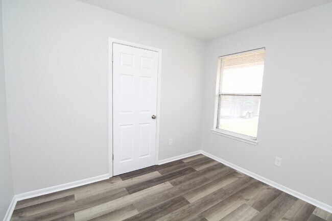 Building Photo - Charming 3-Bedroom Brick Home on Half an A...