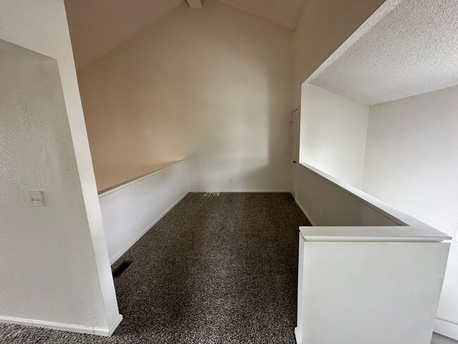 Building Photo - Spacious 3 Bed, 2 Full Bath Townhome near the Highline Canel!