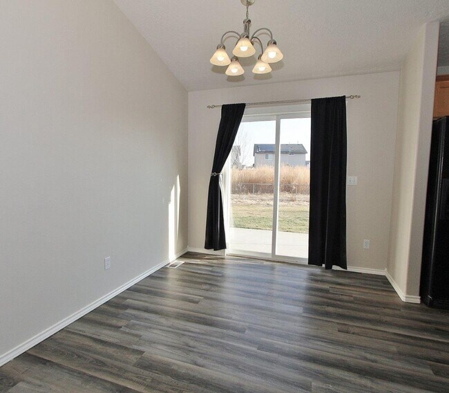 Building Photo - Clean home in Quiet Neighborhood