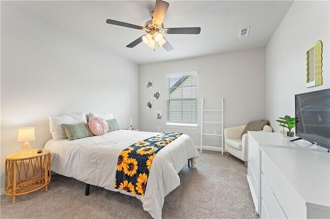 Building Photo - 4407 SW Bison St