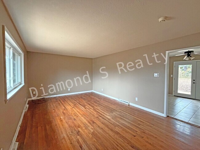 Building Photo - 3 Bedroom Home Close to Sunshine and 65!