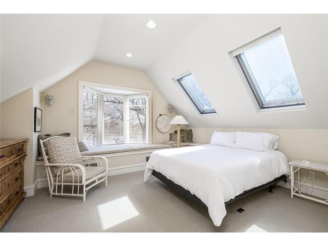 Building Photo - 2810 W Lake of the Isles Pkwy