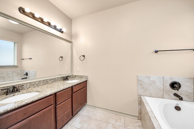 Building Photo - 2414 Argos Dr
