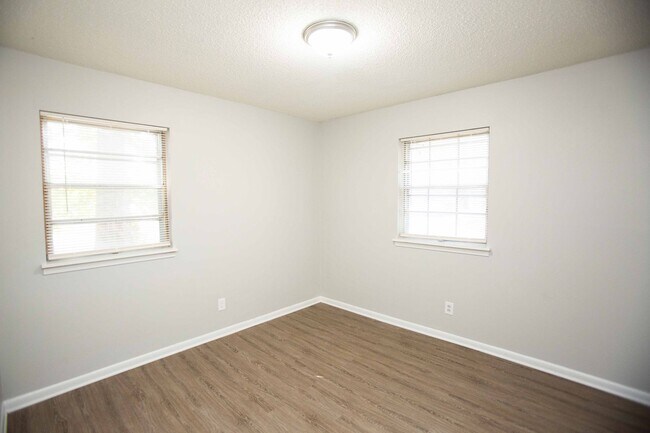 Building Photo - 3 bed, 1 bath home, fully updated!