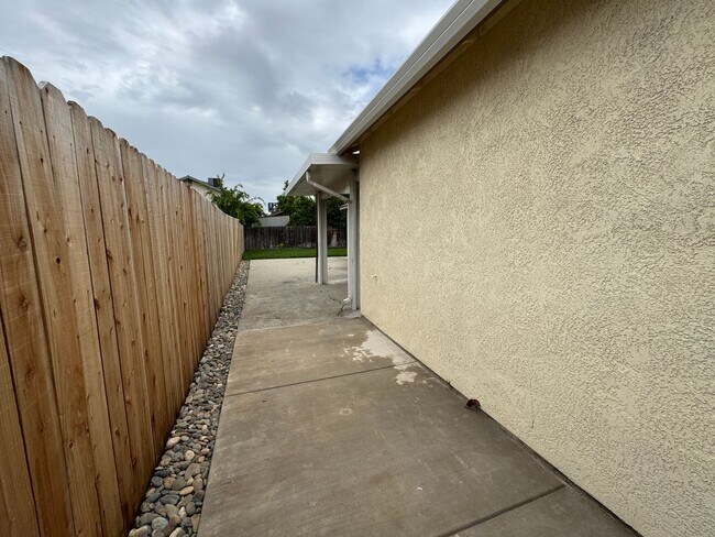 Building Photo - Four Bedroom, Two Bathroom Home For Rent