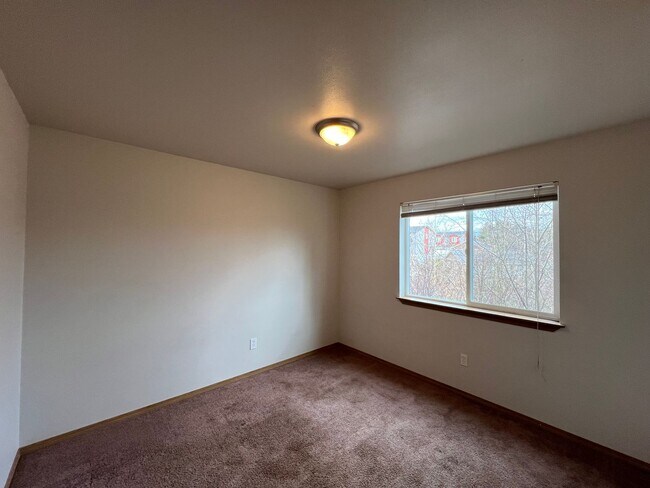 Building Photo - 3-bedroom, 2-bath lower unit in Ferndale--...