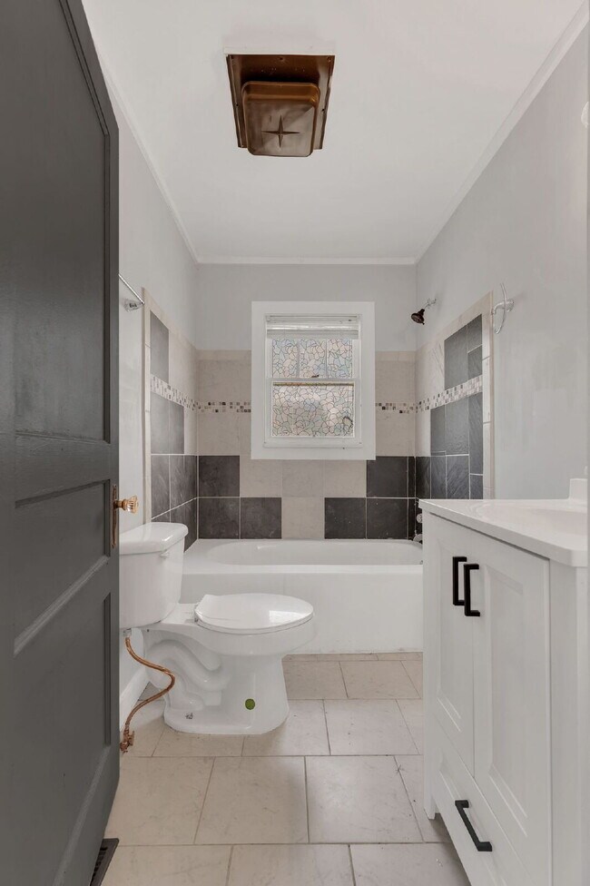 Building Photo - Freshly Painted and Renovated 2-Bedroom Ho...