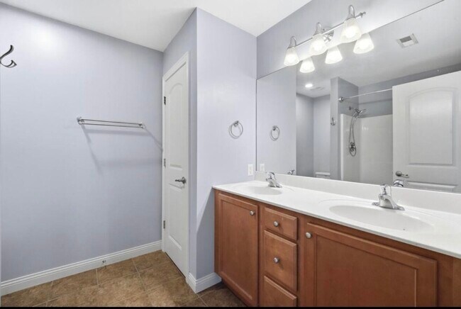 Building Photo - 5805 Mahon Dr