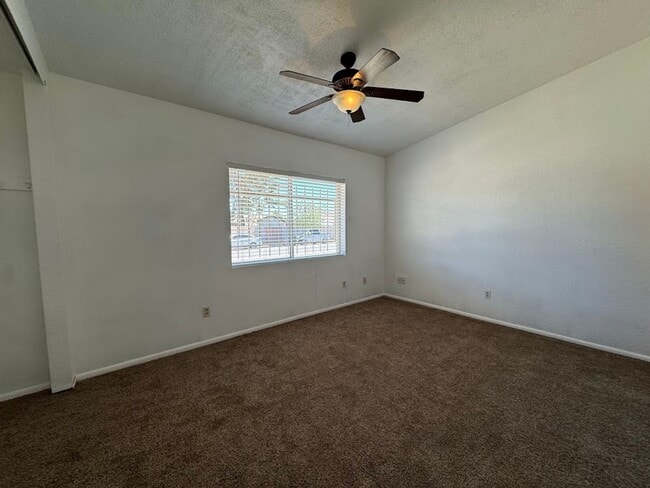 Building Photo - Bright & Spacious 2 Bedroom Condo with Vaulted Ceilings in Phoenix