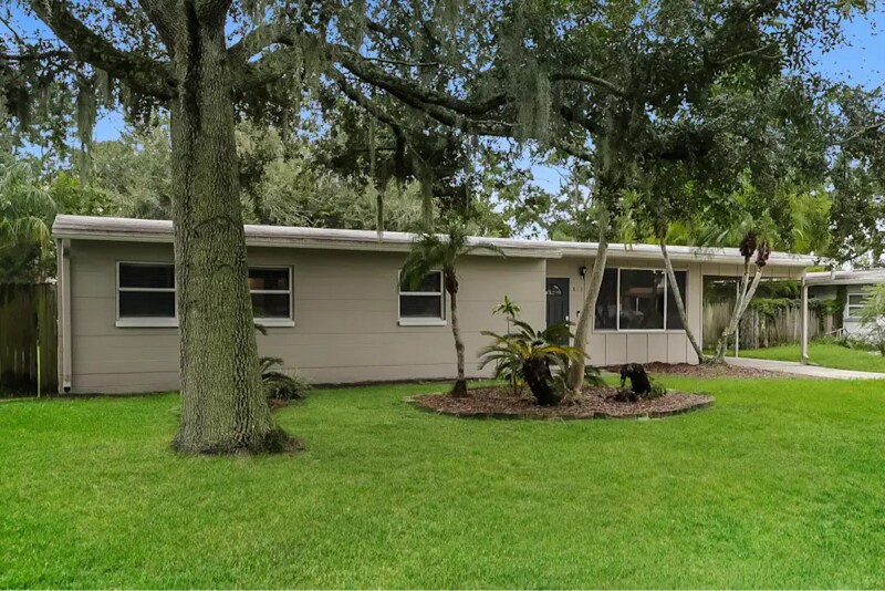 Primary Photo - 813 E River Dr