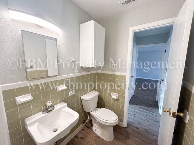 Building Photo - 330 W College St