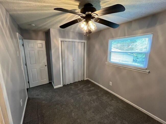 Building Photo - Nice One-Level 3 Bedroom 1.5 Bath Home