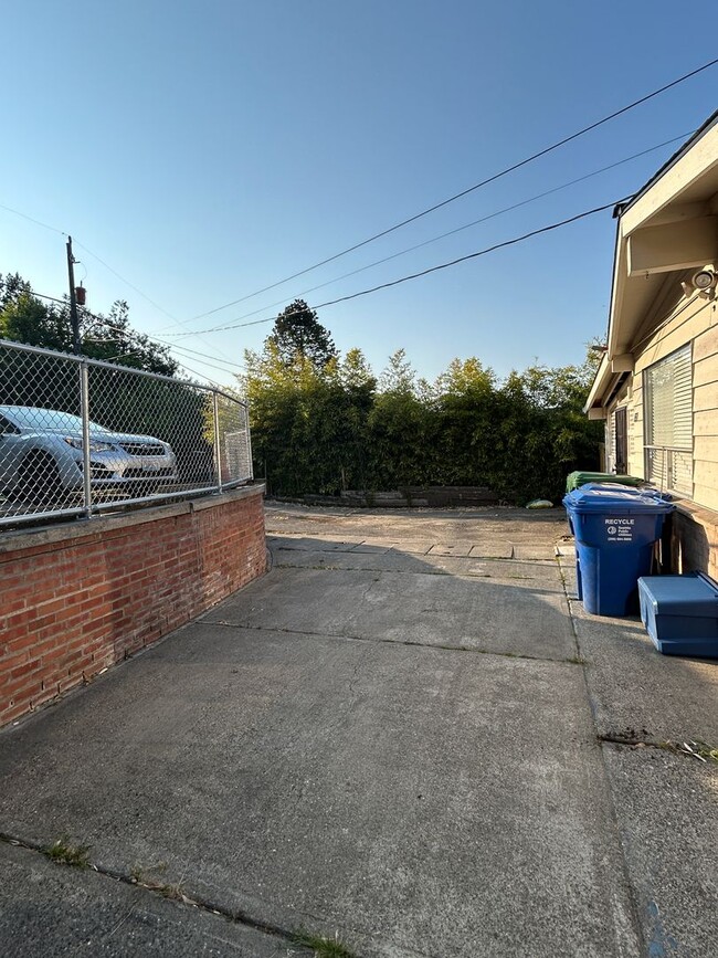 Building Photo - Large 3 bed, 2 bath house in South Seattle...
