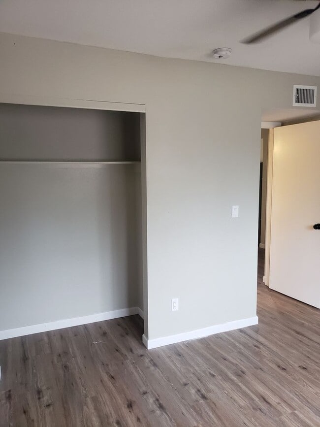 Building Photo - Renovated 2 bed / 1 bath with washer/dryer...