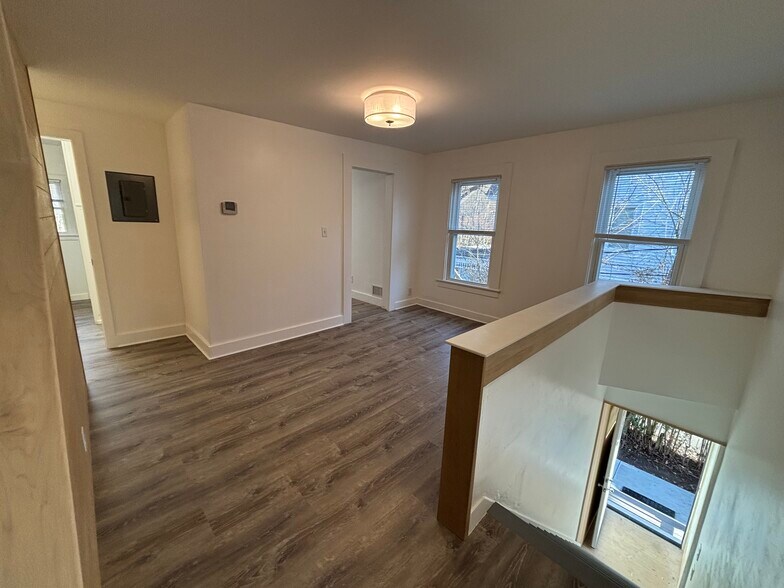 Building Photo - 1744 Farmington Ave