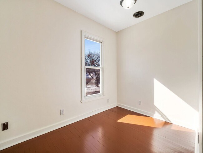 Building Photo - 937 Thomas Ave W