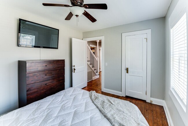 Building Photo - 432 27th St