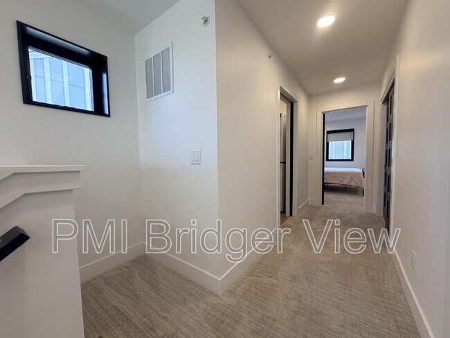 Building Photo - 315 W Peach St