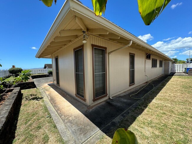 Building Photo - Newtown Estates, 3 bdrm, 2 bath, 2 car enc...