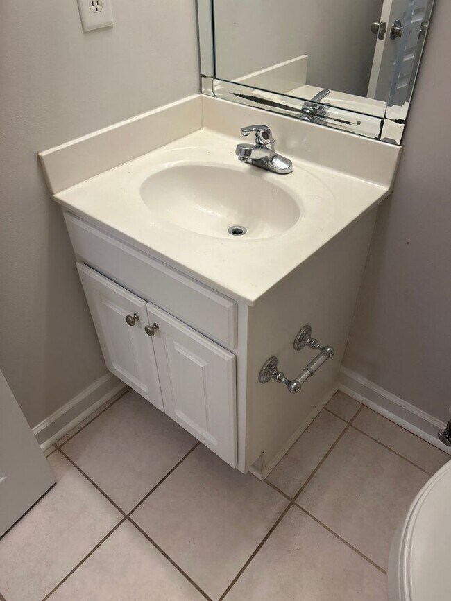 Building Photo - Three Bedroom Townhouse Available!