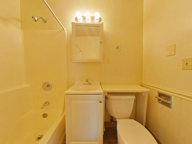Building Photo - 2 Bedroom Duplex ~ Close to Campus