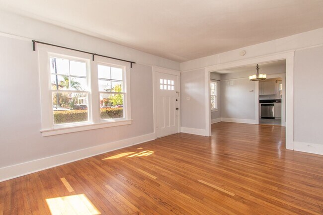 Building Photo - Charming North Park 2 Bedroom with Washer/Dryer, Backyard & Parking!