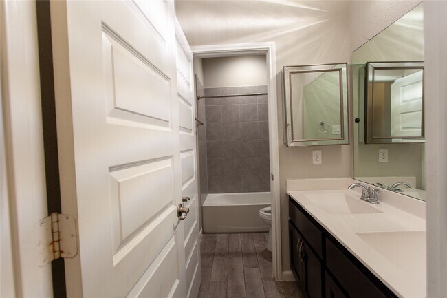 Building Photo - 5826 Euclid Loop