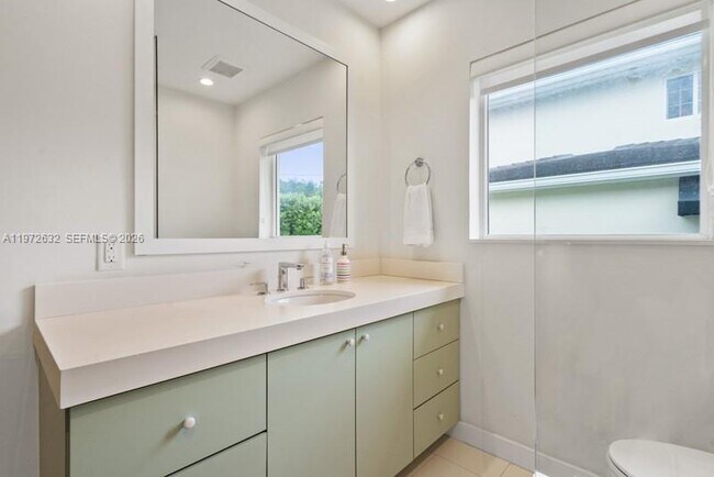 Building Photo - 408 Como Ave