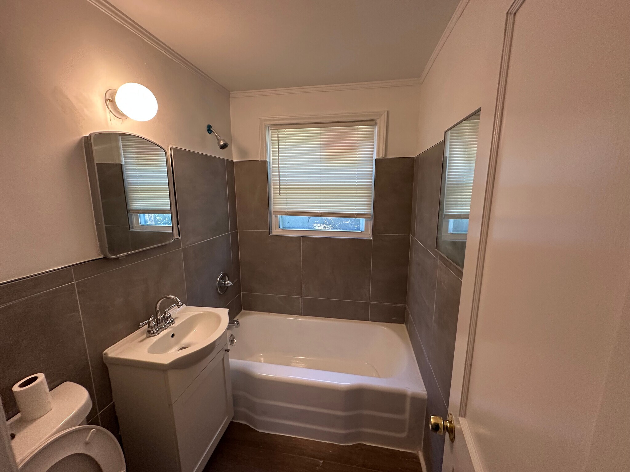 Second bath - 2139 Baxter St