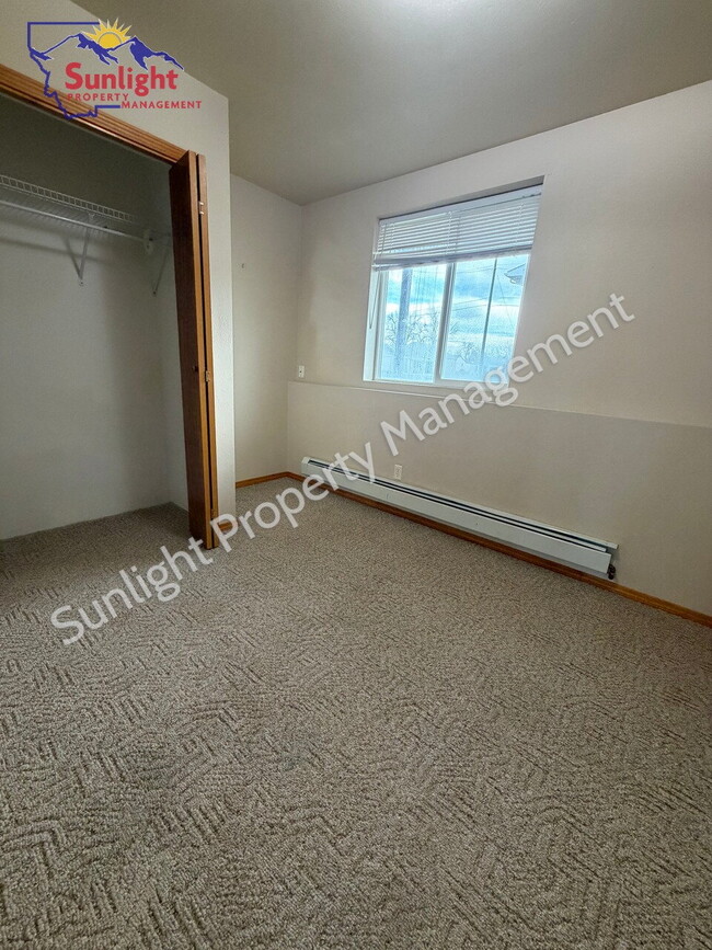 Building Photo - Spacious 3 Bed / 1.5 Bath Home with Garage & Off-Street Parking