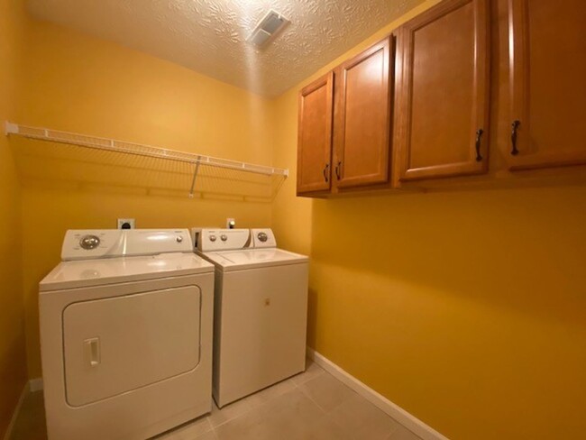 Building Photo - Move In Ready!!