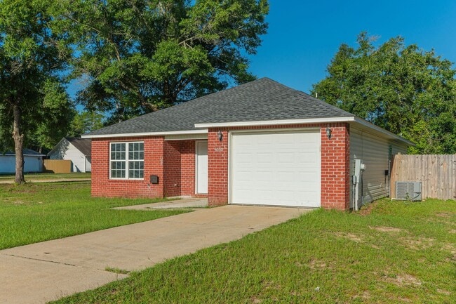 Building Photo - North Crestview Home!