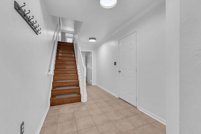 Building Photo - Dream Townhome in Kingstowne – Updated Ele...