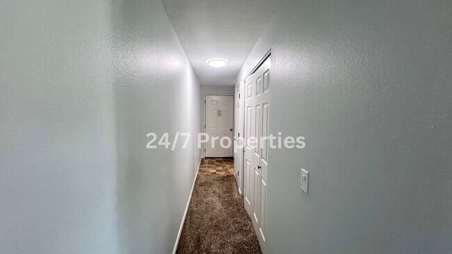 Building Photo - Upper Level 2 BD | 1 BA Apartment in Oregon City - ONE MONTH FREE!