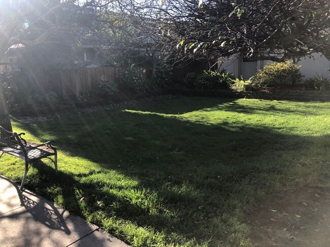 Building Photo - 2Br/2Ba - 1 Car Garage Townhouse in the He...