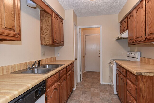 Building Photo - 3910 Peperport Dr