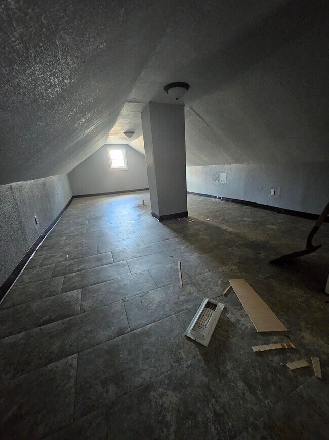 Building Photo - 4 bedroom single family home