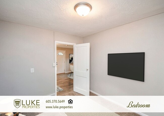 Building Photo - 1417 S Van Eps Ave