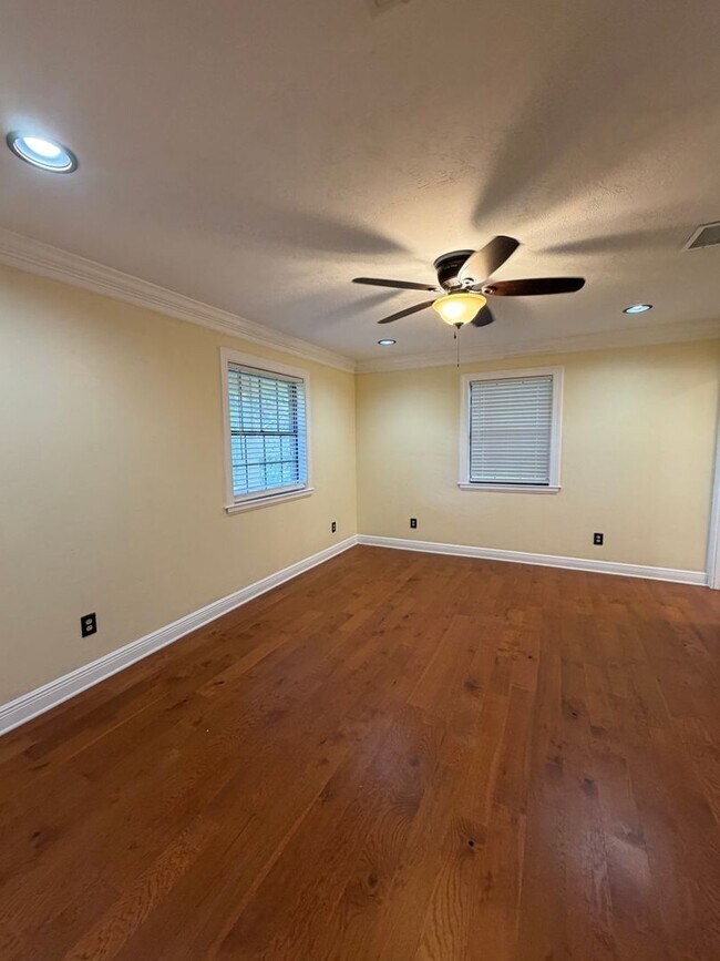 Building Photo - 8509 Little Scenic Ln