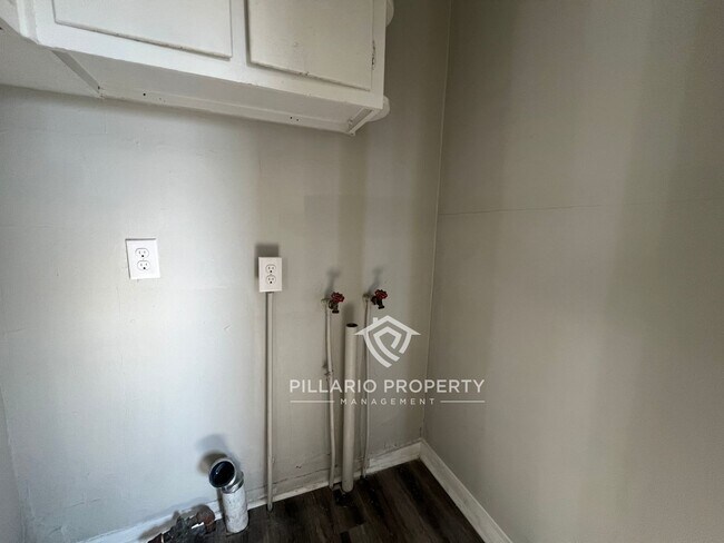 Building Photo - On Indy's Red Line, Cute Garfield Park 3 B...