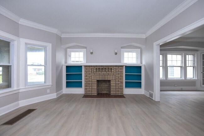 Building Photo - 2119 Lewis Dr