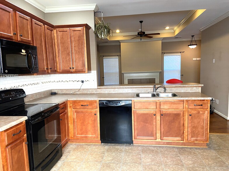 Building Photo - 422 Holland Lakes Dr N