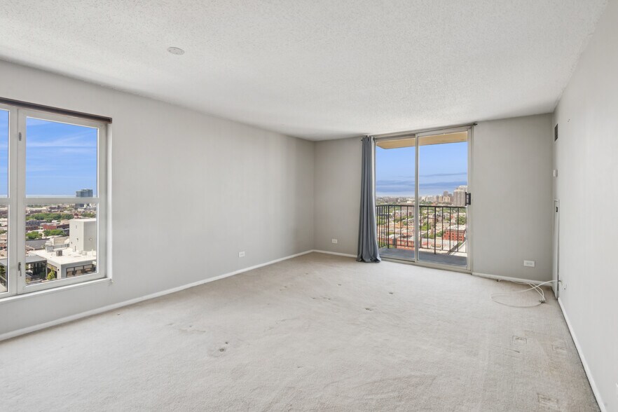 Building Photo - 1212 N La Salle Dr