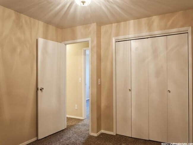 Building Photo - Prime Amenities Await: Newly Renovated 2-B...