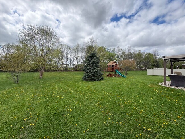Building Photo - Large 4BR/2.5 BA Home w/ large yard & Central AC