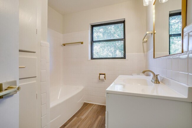 Building Photo - Fully Renovated Home in Desirable Fort Wor...